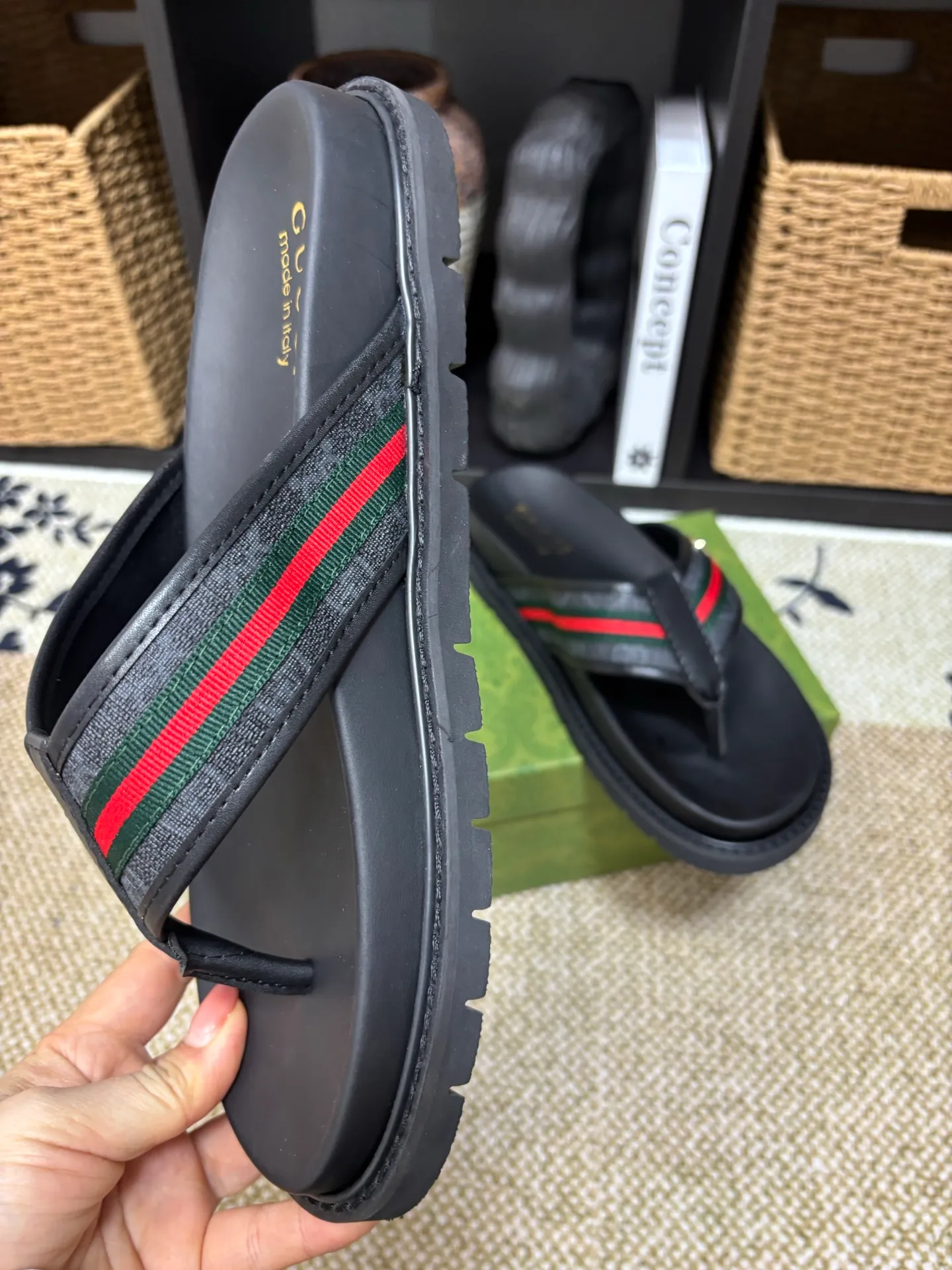 Factory 💰 300 yuan Gucci slippers] high-end men's shoes brand official website 1:1 latest masterpiece: original mold customization, the fabric is made of imported original materials, upgraded outsole, lighter and non-slip. The market's top quality, simple yet tasteful, a must-have for fashionistas, fashionable at your feet, full of confidence, the same style at the counter 👍The season of summer slippers is here. Code: 38-45 (45 customized)